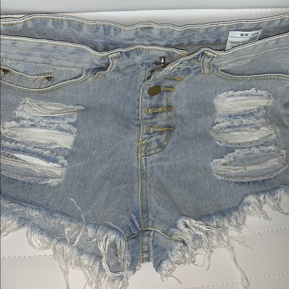 Light wash, button down ripped shorts jeans - Picture 1 of 3